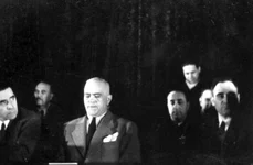 Petru Groza, încadrat de Gheorghe Tătărăscu și Gheorghe Gheorghiu-Dej, la sărbătoririea unui an de la instalarea Guvern pe care în conducea (© „Fototeca online a comunismului românesc”, cota: 4/1946)