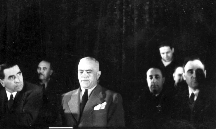 Petru Groza, încadrat de Gheorghe Tătărăscu și Gheorghe Gheorghiu-Dej, la sărbătoririea unui an de la instalarea Guvern pe care în conducea (© „Fototeca online a comunismului românesc”, cota: 4/1946)