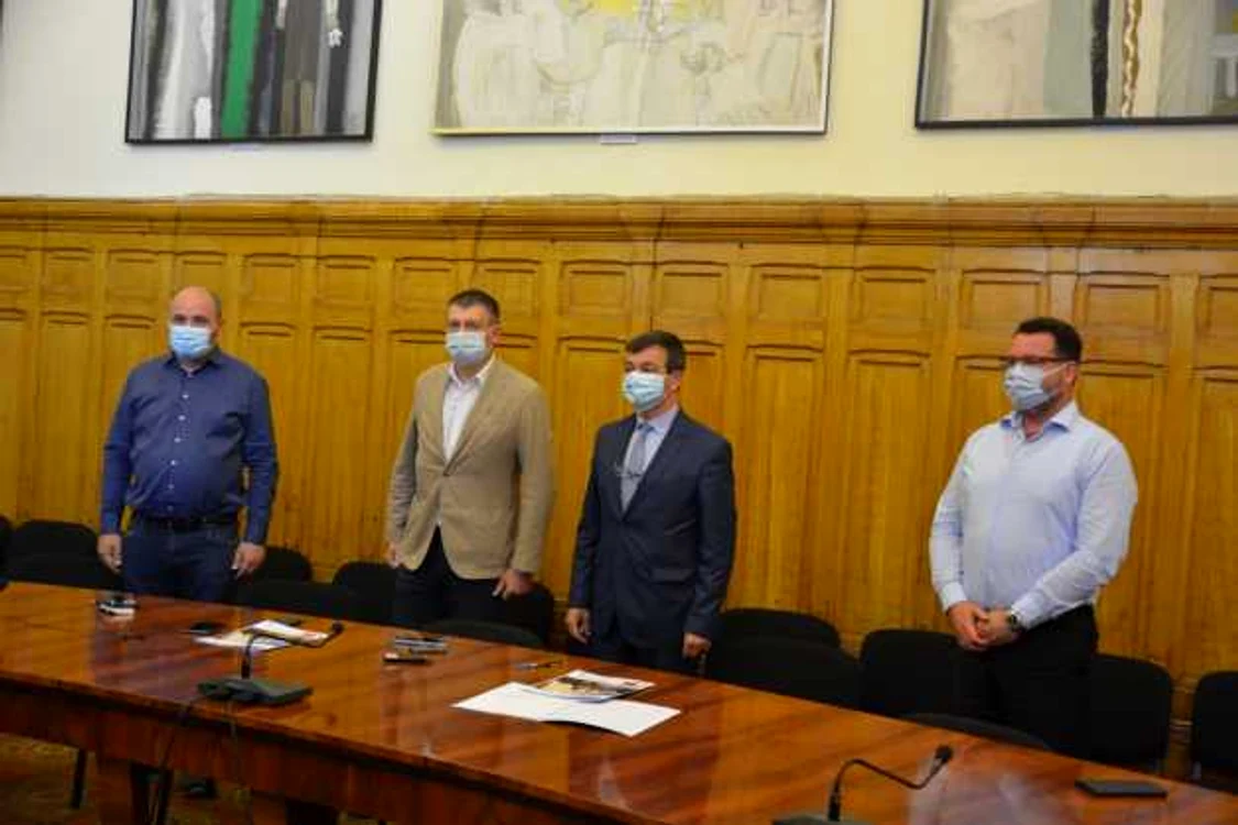 Reprezentanţii Universităţii şi cei ai BlueSpace Tehnology vor încheia un parteneriat Foto: UGAL