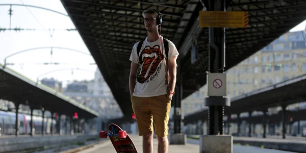 Un navetist  aşteaptă trenul în timpul unei greve a lucrătorilor feroviari francezi SNCF la Gare de l'Est din Paris FOTO Reuters