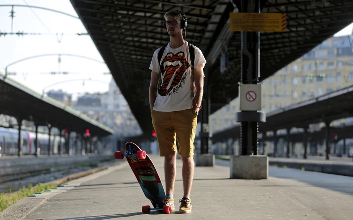 Un navetist  aşteaptă trenul în timpul unei greve a lucrătorilor feroviari francezi SNCF la Gare de l'Est din Paris FOTO Reuters