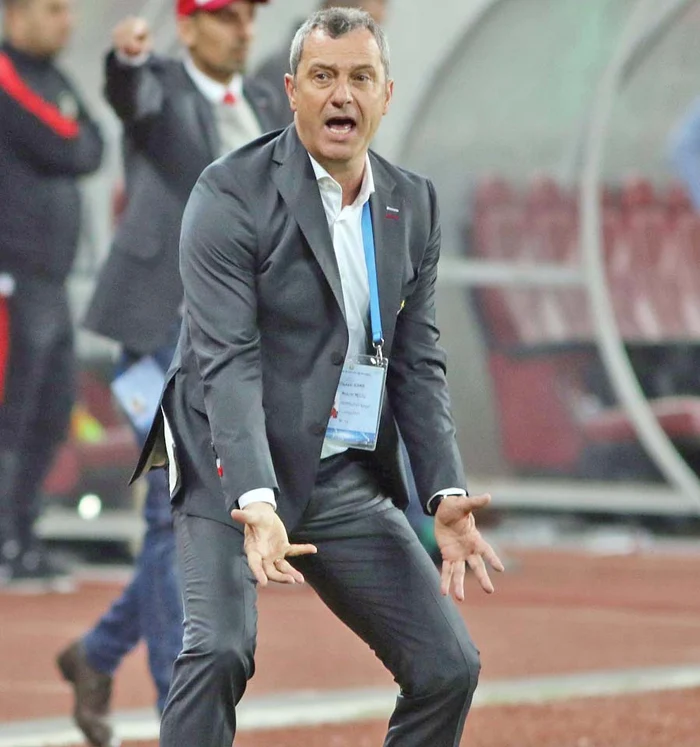 
    Mircea Rednic  s-a despărţit de  Dinamo în urmă  cu o lună  