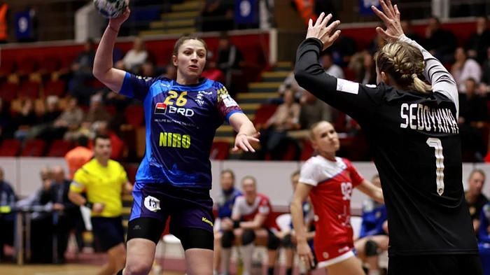 
    Anca Polocoșer a marcat două goluri în meciul victorios cu Rusia, ambele pe contraatacFoto: Marian Burlacu  