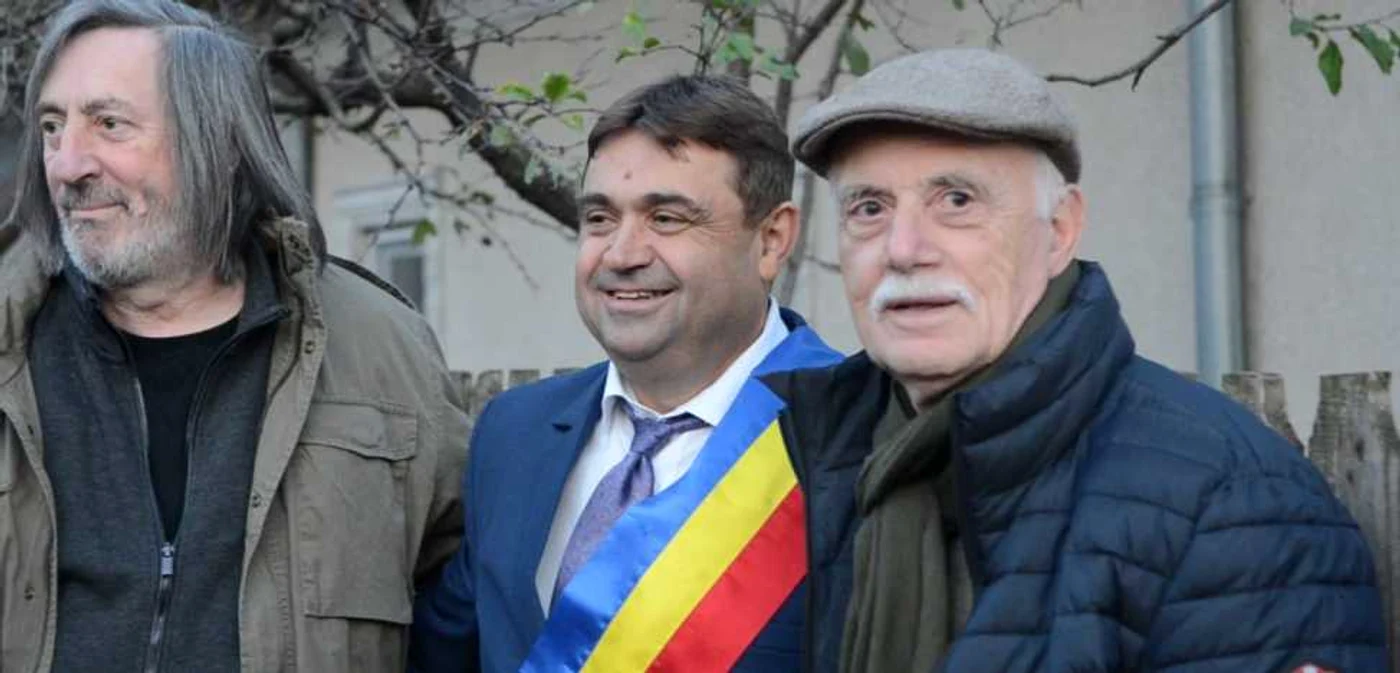 Vivi Drăgan Vasile şi Stere Gulea, alături de primarul satului Talpa Fotografii: Adevărul