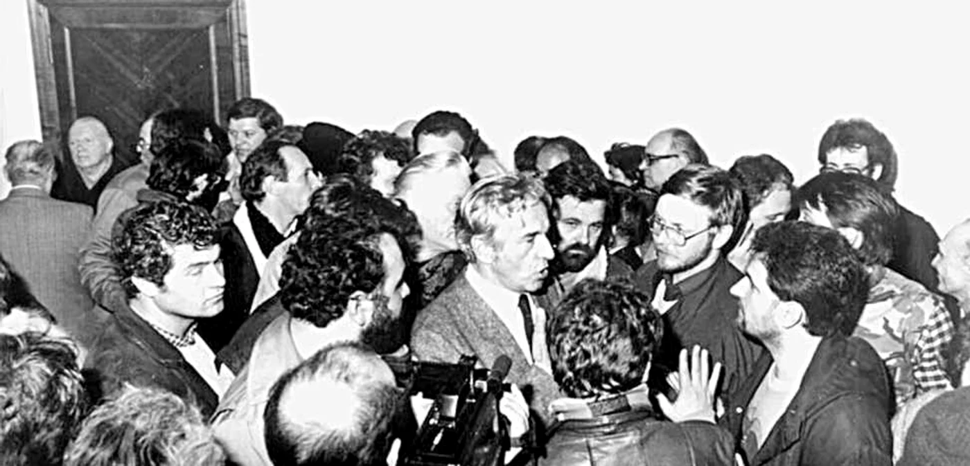 Sergiu Nicolaescu, la 22 decembrie 1989, în mijlocul revoluţionarilor FOTO: ONLYROMANIA
