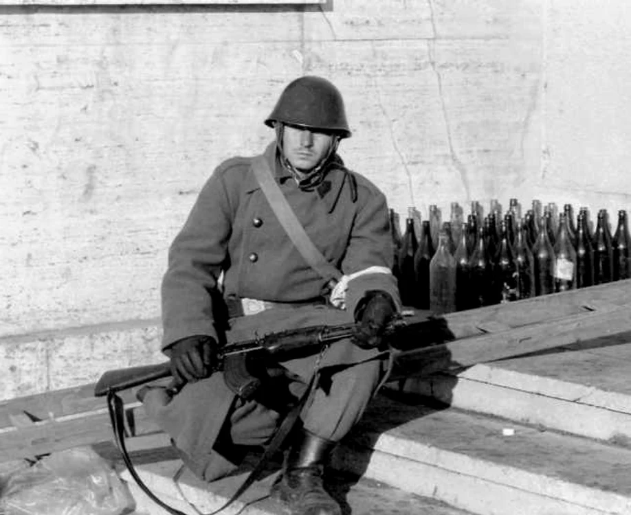 Militar în fața Operei FOTO Urban Tamaș