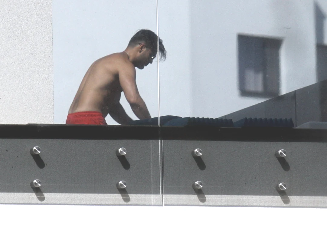 
    Liviu Vârciu, spectacol sexy pe balconul vilei din pădurea Băneasafoto: Blitz  