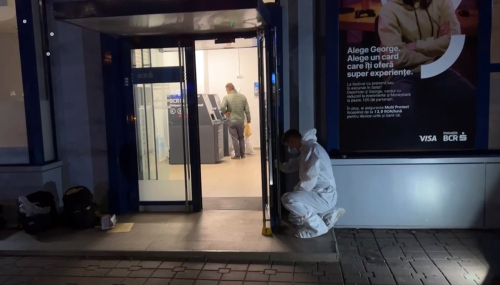 Jaf armat la BCR Iași! Un individ mascat și înarmat cu un pistol a pătrus în bancă