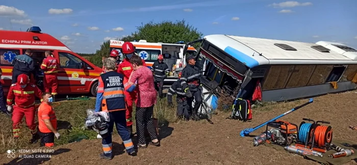 Un autobuz plin cu pasageri s-a răsturnat într-un şanţ pe DN 19