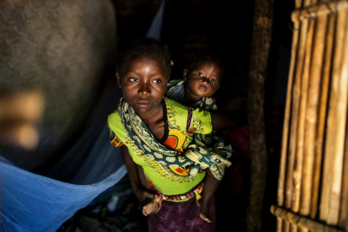 Copii dintr-o tabără pentru strămutaţi din Cabo Delgado, nord-estul Mozambicului FOTO EPA-EFE