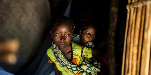 Copii dintr-o tabără pentru strămutaţi din Cabo Delgado Mozamic FOTO EPA-EFE