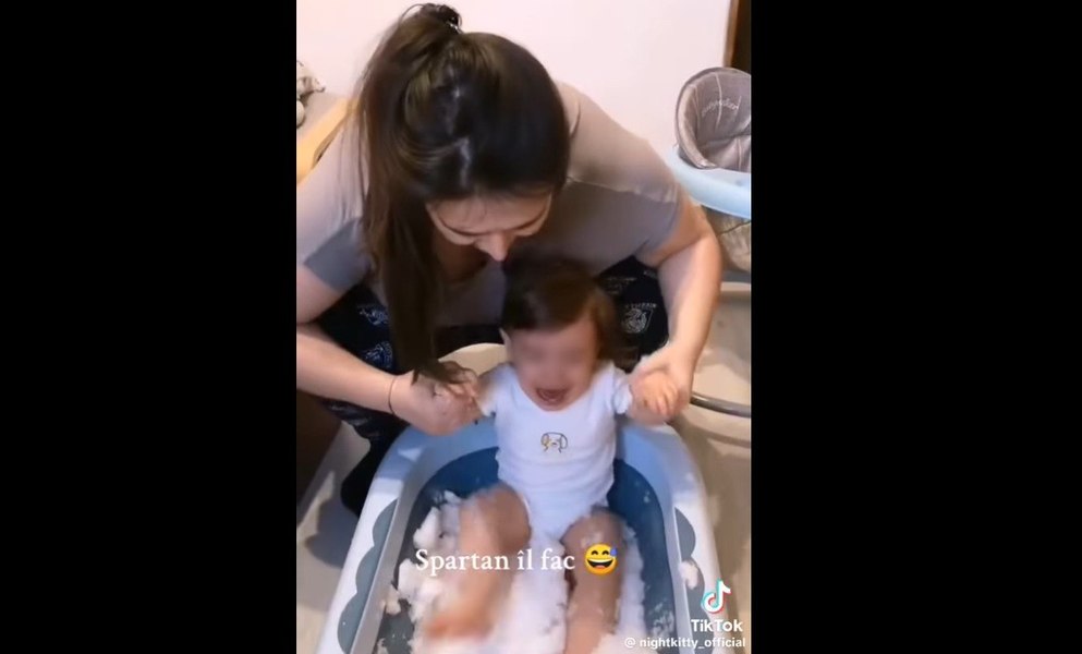 Ce spune mama care și-a băgat copilul într-o cadă cu zăpadă pentru „a se căli”: „N-am fost traumatizată așa când am fost mică, mi-aș fi dorit să fiu”