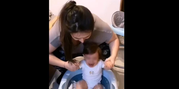 și a băgat copilul de câteva luni într o cădiță cu zăpadă Foto Captură video Facebook jpg