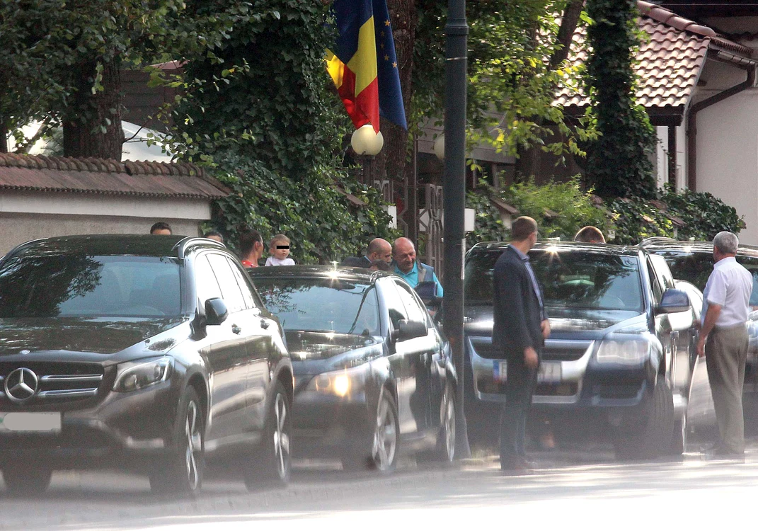 EBa şi nepoţeii au aşteptat pe trotuar  până când părinţii s-au urcat în maşină 