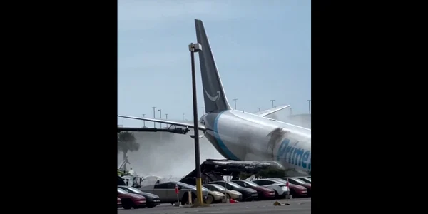 Un avion cargo Amazon Prime Air a ieșit de pe pistă la Miami, aeronava a lovit mai multe mașini