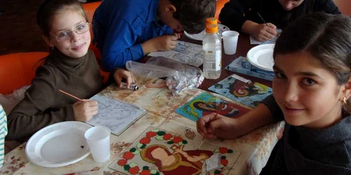 La cursurile de pictură, viitorii artişti învaţă să facă şi icoane pe sticlă