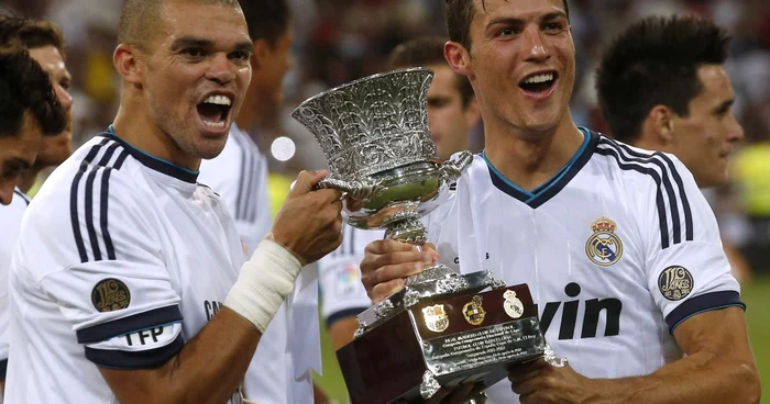 Pepe şi Cristiano Ronaldo se bucură pentru Supercupa Spaniei cucerită în faţa Barcelonei FOTO Reuters