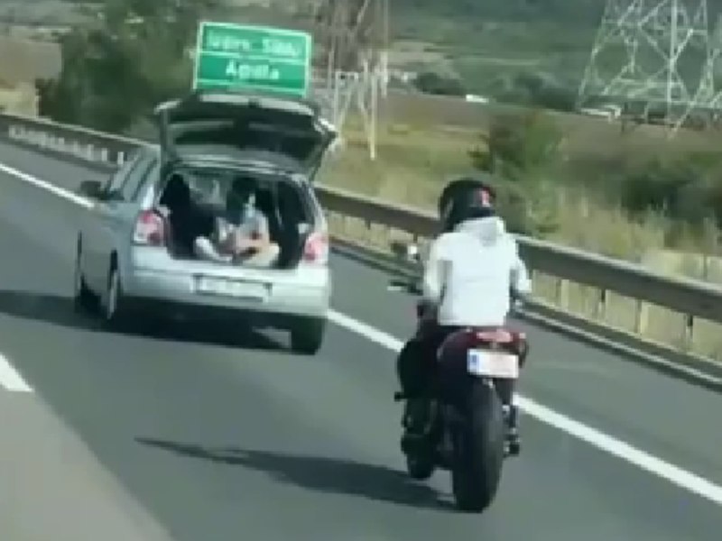 Inconștiență pe Autostrada A1. Tânăr surprins în portbagajul unei mașini aflate în mers. Ce amenzi au primit