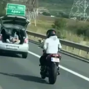 un tânăr filma din portbagaj un motociclist în mers pe a1 foto captura video ora de sibiu png