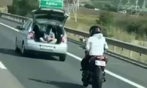 un tânăr filma din portbagaj un motociclist în mers pe a1 foto captura video ora de sibiu png
