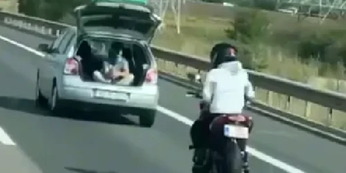 un tânăr filma din portbagaj un motociclist în mers pe a1 foto captura video ora de sibiu png