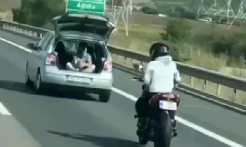 un tânăr filma din portbagaj un motociclist în mers pe a1 foto captura video ora de sibiu png