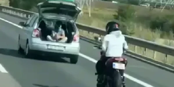 un tânăr filma din portbagaj un motociclist în mers pe a1 foto captura video ora de sibiu png