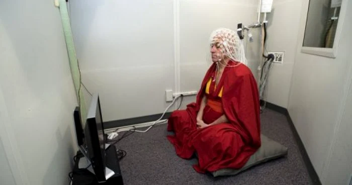 Călugărul tibetan conectat la senzori în timpul meditaţiei. FOTO: AFP
