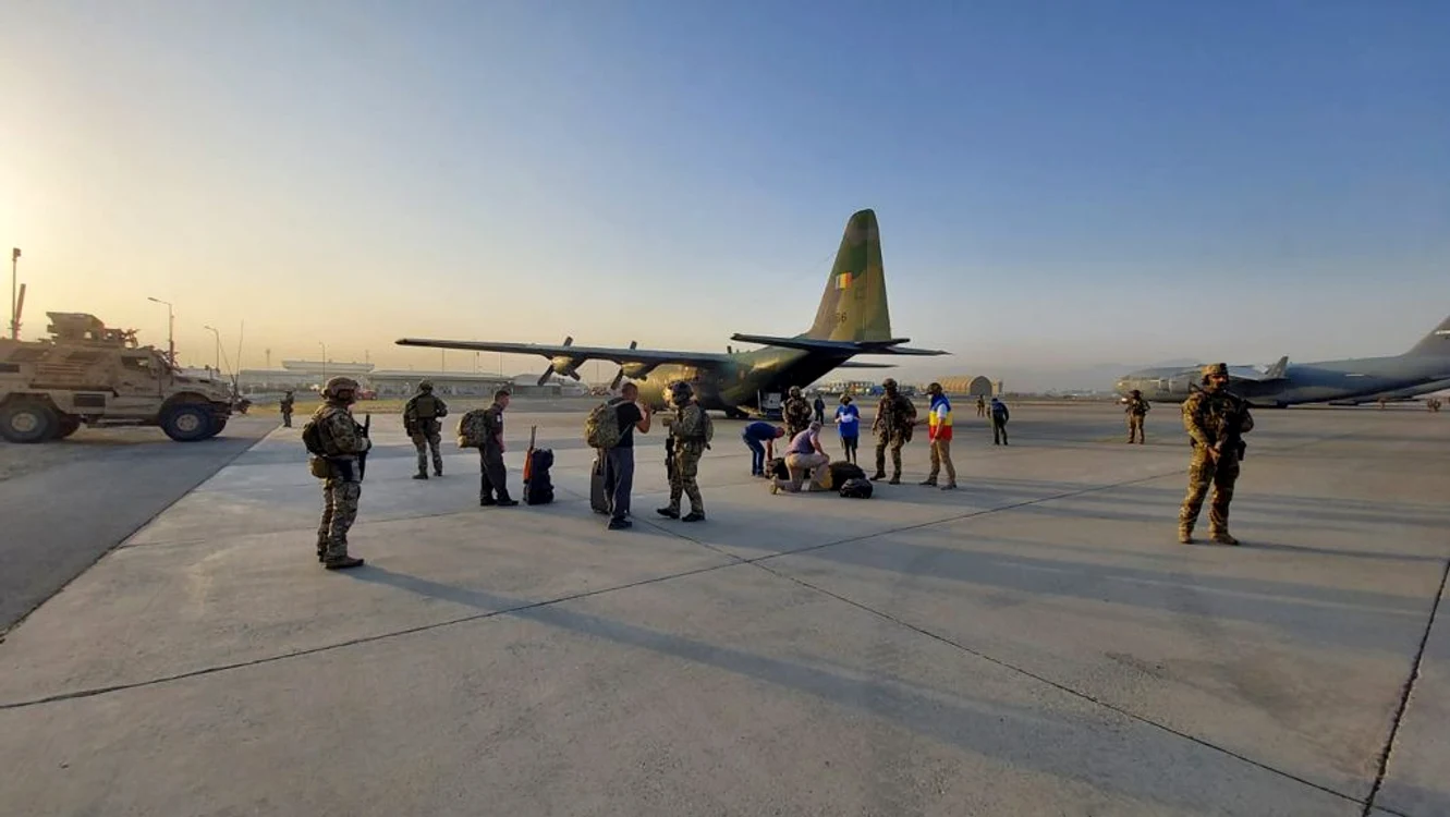 Al doilea român a fost evacuat vineri dimineața cu aeronava militară. Ulterior, au mai ajuns în aeroport din Kabul 14 români, care așteaptă să fie preluațifoto: MApN