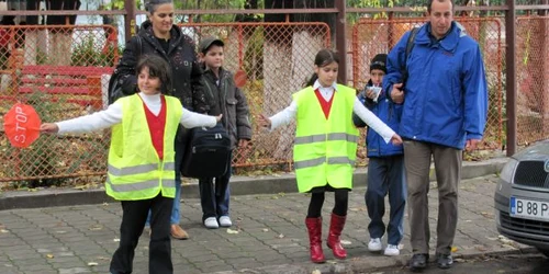 Patrulele i-au ajutat pe cei mici să traverseze strada corect