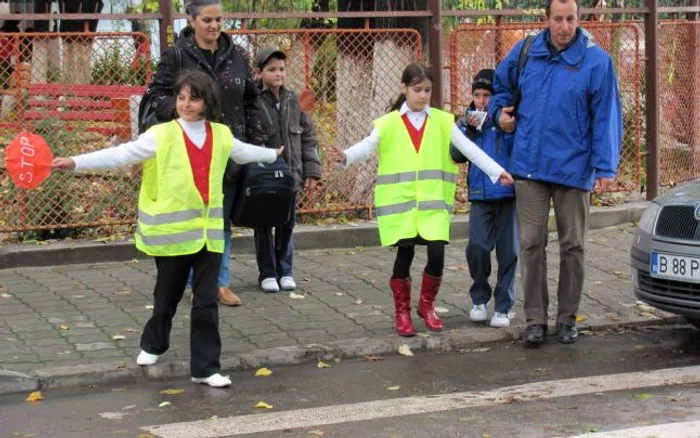 Patrulele i-au ajutat pe cei mici să traverseze strada corect