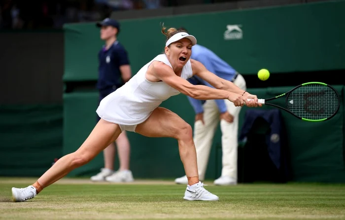 
    Simona Halep a mărturisit că îi place să joace tenis și pe gazon deși acesta e mai instabil decât zguraFoto: Guliver / GettyImages  