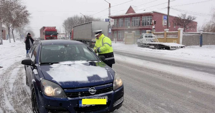 Poliţiştii îi avertizează pe şoferi să nu trateze superficial venirea iernii 2014-2015  (FOTO: Mugurel Manea)