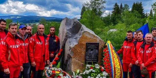 monumentului închinat în cinstea salvamontiştilor Nathalie Renee Josse şi Sorin Liviu Pandelea