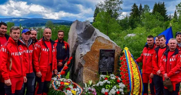 Monument închinat în cinstea salvamontiştilor Nathalie Renee Josse şi Sorin Liviu Pandelea