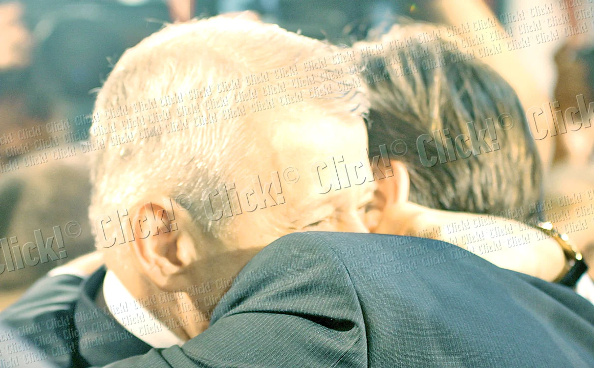 Sorin Oprescu a dat frâu liber bucuriei  când i-a văzut pe Victor Ponta şi Crin Antonescu (foto: Mihai Ionescu)