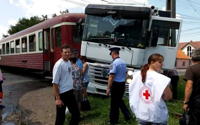 TIR-ul a fost lovit de un tren cu persoane, care se pregătea să iasă din Bistriţa FOTO: Crucea Roşie Bistriţa-Năsăud.