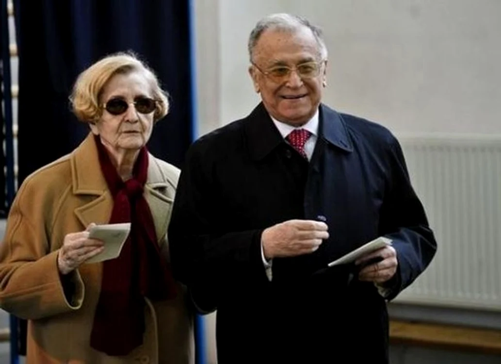 
     Ion Iliescu votează cu ajutorul urnei mobile din cauza problemelor de sănătate cu care se confruntăFoto: Arhiva Click!  