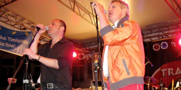 Moni Bordeianu (dreapta), alături de Bogdan Bradu, actualul solist al trupei Phoenix