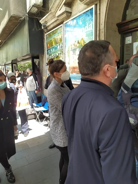 Simona Florescu și nepoțica Anastasia au sosit la Teatrul Nottarafoto: BLITZ / CLICK!