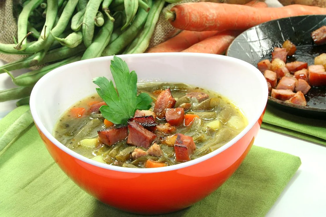 ciorba de fasole verde cu costita afumata jpeg
