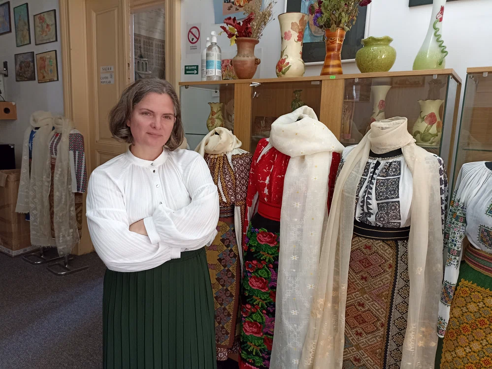 Elena Iagăr și colecția sa specială de marame de Muscel și costume populare FOTO Denis Grigorescu