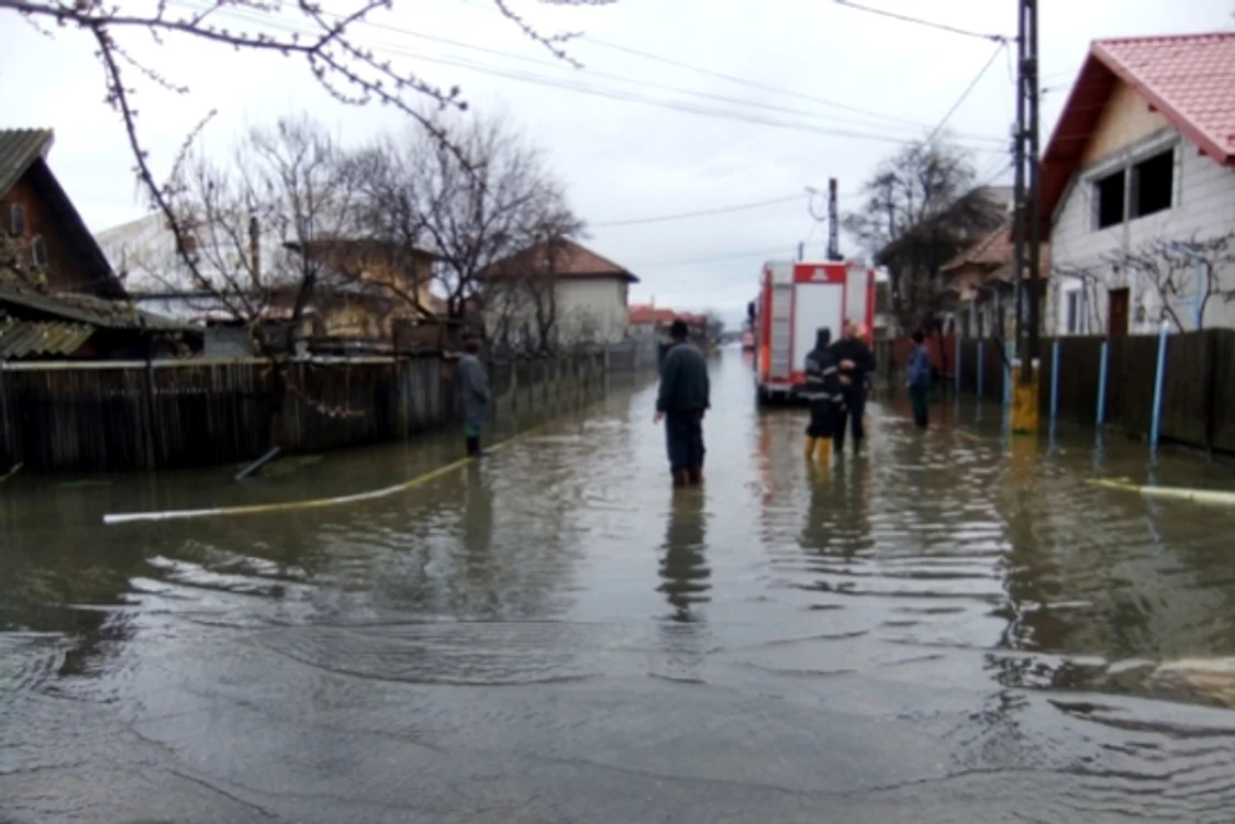 
    Ploi căzute în Mehedinti au provocat noi inundaţii  