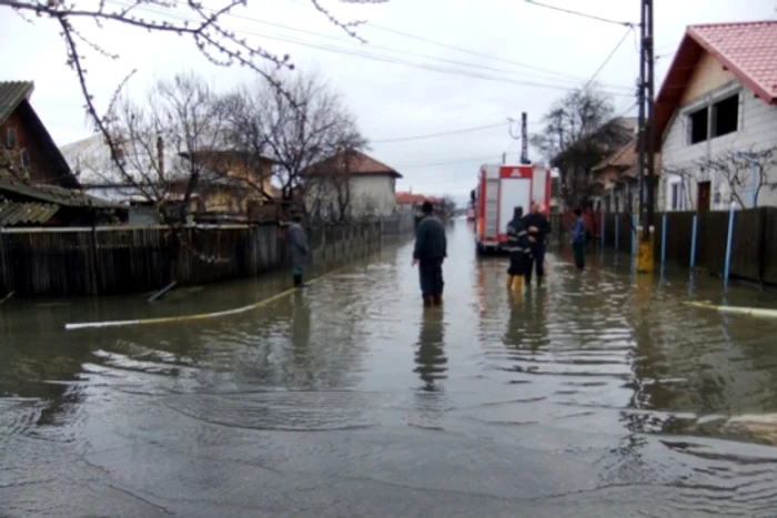 Ploi căzute în Mehedinti au provocat noi inundaţii