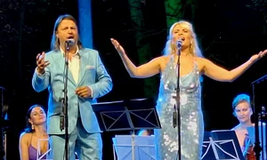 În ciuda programului încărcat pe care îl au atât Iana Novac cât și soțul ei, tenorul Octavian Dobrotă, cei doi încearcă să îmbine pe cât posibil cariera cu viața de familie