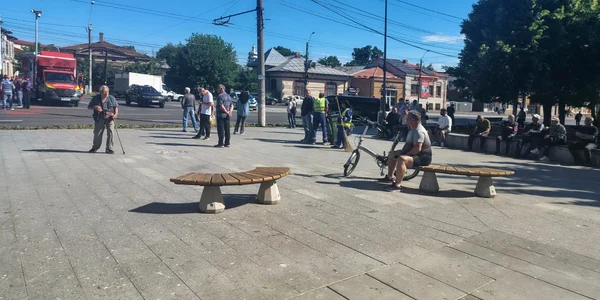 Centrul orașului Galați, oameni evacuați după ce o dronă a lovit un imobil Foto: C. Mazilu
