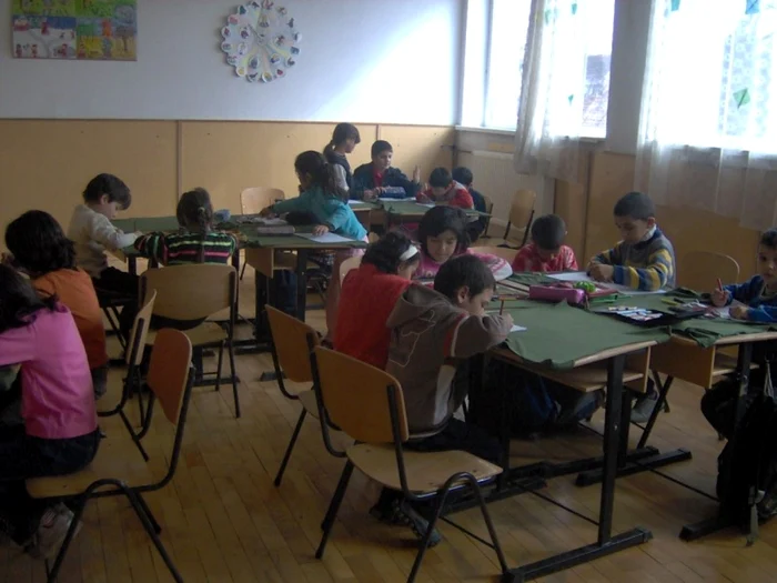Şcoala Generală nr. 2 nu este la fel de strictă ca celelalte unităţi de învăţământ, adesea profesorii întâmpinând probleme în a-i stăpâni pe elevi FOTO: didactic.ro