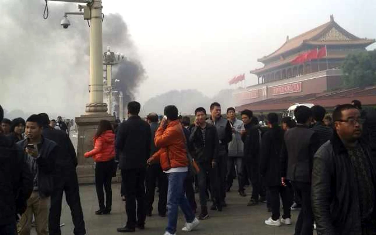 Luni a avut loc un atentat sincigaş în Piaţa Tiananmen, chiar sub un portret al lui Mao Zedong. FOTO Reuters