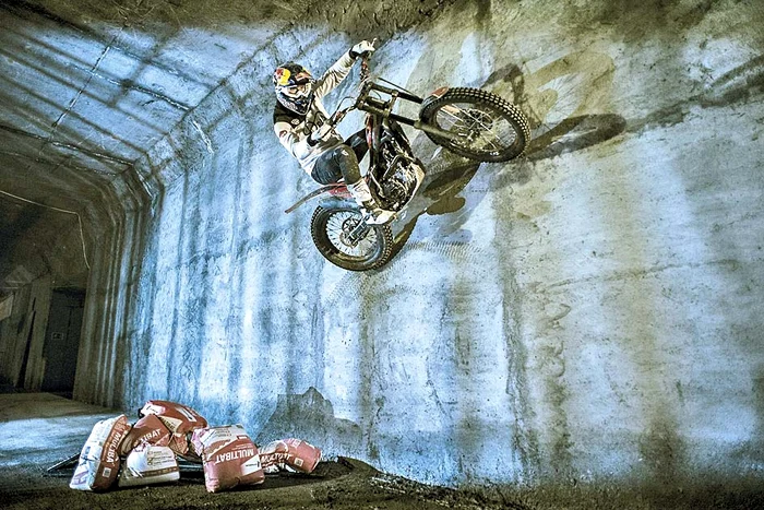 Julien Dupont, cu  motorul în tunel 