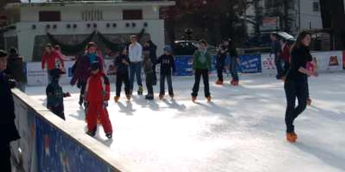 Patinoarul de la Sinaia este punctul de atracţie al turiştilor